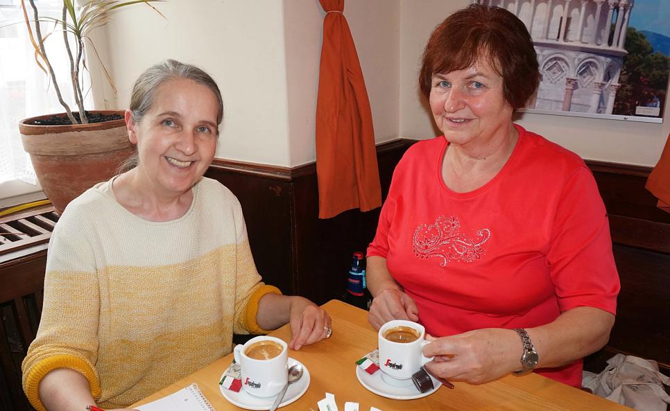 Gerda Bächle spricht über ihren Weg aus der Gehörlosigkeit und verrät, wie sie Betroffenen helfen will